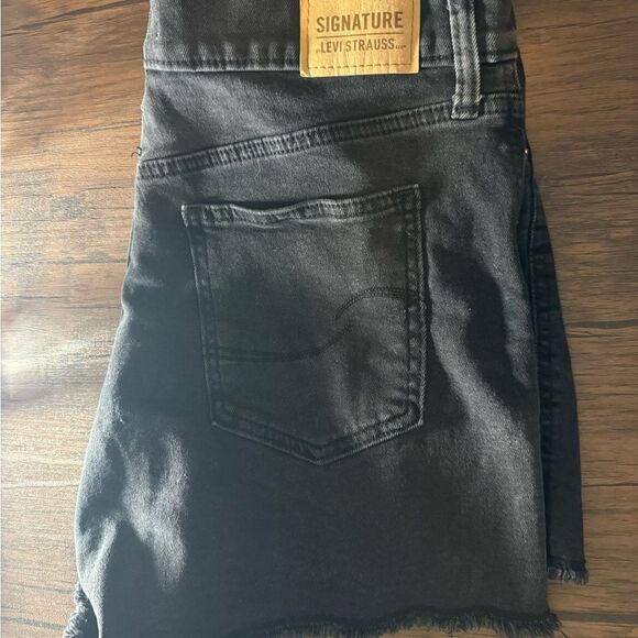 Levi Signature - Picture 3 of 3